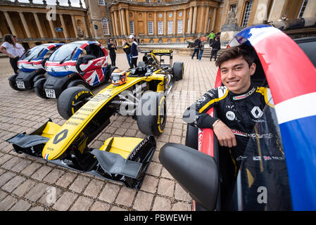 30. Juli 2018. Blenheim Palace, Oxfordshire, UK. Start der twizy Touren an Blenheim Palace mit Jack Aitken (22), 3., und Reservefahrer für Renault Sport F1-Team. Der Twizy ist ein voll elektrischen Zweisitzer, der mit einem GPS-Gerät ausgerüstet ist - geführte Tour, spielt einen Kommentar zu dem Passagier, wenn in der Nähe bestimmter Punkte des Interesses rund um den Blenheim Palace Estate. Credit: Andrew Walmsley/Alamy leben Nachrichten Stockfoto