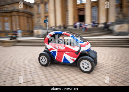 30. Juli 2018. Blenheim Palace, Oxfordshire, UK. Start der twizy Touren an Blenheim Palace mit Jack Aitken (22), 3., und Reservefahrer für Renault Sport F1-Team. Der Twizy ist ein voll elektrischen Zweisitzer, der mit einem GPS-Gerät ausgerüstet ist - geführte Tour, spielt einen Kommentar zu dem Passagier, wenn in der Nähe bestimmter Punkte des Interesses rund um den Blenheim Palace Estate. Credit: Andrew Walmsley/Alamy leben Nachrichten Stockfoto