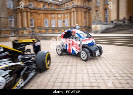 30. Juli 2018. Blenheim Palace, Oxfordshire, UK. Start der twizy Touren an Blenheim Palace mit Jack Aitken (22), 3., und Reservefahrer für Renault Sport F1-Team. Der Twizy ist ein voll elektrischen Zweisitzer, der mit einem GPS-Gerät ausgerüstet ist - geführte Tour, spielt einen Kommentar zu dem Passagier, wenn in der Nähe bestimmter Punkte des Interesses rund um den Blenheim Palace Estate. Credit: Andrew Walmsley/Alamy leben Nachrichten Stockfoto