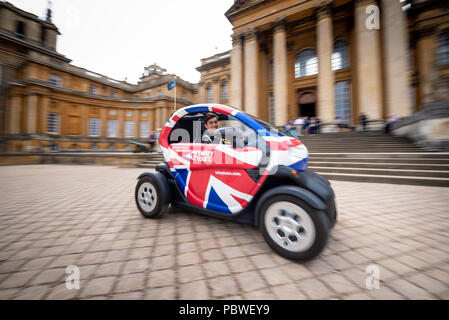 30. Juli 2018. Blenheim Palace, Oxfordshire, UK. Start der twizy Touren an Blenheim Palace mit Jack Aitken (22), 3., und Reservefahrer für Renault Sport F1-Team. Der Twizy ist ein voll elektrischen Zweisitzer, der mit einem GPS-Gerät ausgerüstet ist - geführte Tour, spielt einen Kommentar zu dem Passagier, wenn in der Nähe bestimmter Punkte des Interesses rund um den Blenheim Palace Estate. Credit: Andrew Walmsley/Alamy leben Nachrichten Stockfoto