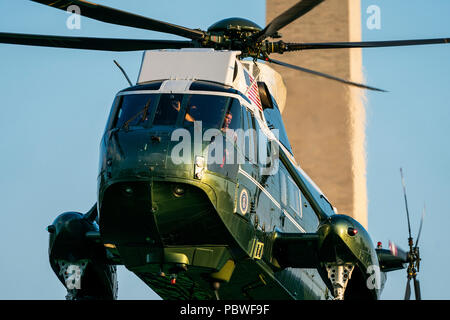 Washington, DC, USA. 29. Juli, 2018. Marine One Fähren US-Präsident Donald J. Trumpf im Süden Rasen von einem Wochenende in Bedminster, New Jersey im Weißen Haus in Washington, DC, USA, 29. Juli 2018. Am Tag zuvor hatte der Präsident ging noch einmal nach den Medien auf Twitter und nannte sie die "Feind der Menschen." Quelle: Jim LoScalzo/Pool über CNP | Verwendung der weltweiten Kredit: dpa/Alamy leben Nachrichten Stockfoto
