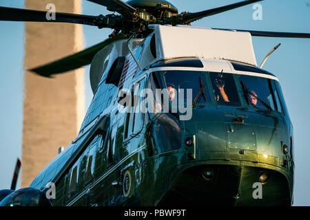 Washington, DC, USA. 29. Juli, 2018. Marine One Fähren US-Präsident Donald J. Trumpf im Süden Rasen von einem Wochenende in Bedminster, New Jersey im Weißen Haus in Washington, DC, USA, 29. Juli 2018. Am Tag zuvor hatte der Präsident ging noch einmal nach den Medien auf Twitter und nannte sie die "Feind der Menschen." Quelle: Jim LoScalzo/Pool über CNP | Verwendung der weltweiten Kredit: dpa/Alamy leben Nachrichten Stockfoto