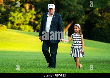 Washington, DC, USA. 29. Juli, 2018. Us-Präsident Donald J. Trumpf (L) und seine Enkelin Arabella Rose Kushner (R) zu Fuß über die South Lawn, wie sie von einem Wochenende in Bedminster, New Jersey im Weißen Haus in Washington, DC, USA, 29. Juli 2018. Am Tag zuvor hatte der Präsident ging noch einmal nach den Medien auf Twitter und nannte sie die "Feind der Menschen." Quelle: Jim LoScalzo/Pool über CNP | Verwendung der weltweiten Kredit: dpa/Alamy leben Nachrichten Stockfoto