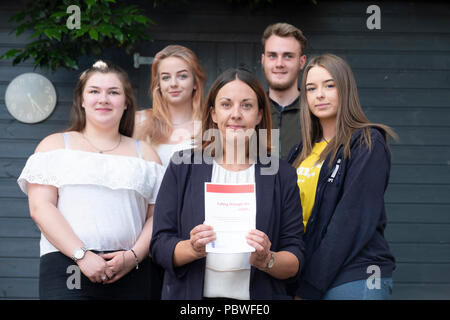 Edinburgh, Schottland, Großbritannien; 30. Juli 2018. Lothian Arbeit MSP andere Kezia Dugdale leitet wichtige neue Bericht, durch den ÒFalling cracksÓ, die die Lebenschancen der care-erfahrene junge Menschen in Schottland an der 6 VT untersucht, Edinburgh City Youth CafŽ in Edinburgh heute. Bild L bis R; Amarant Campbell, 19, Katherine Grindley, 16, andere Kezia Dugdale MSP, Darren Telford, 17, Sarah-Louise Kelegher, 16. Credit: Iain Masterton/Alamy leben Nachrichten Stockfoto