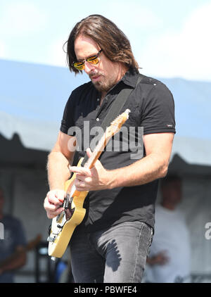Readington, NJ: - Juli 29: Kurt Griffey von Creedence Clearwater Revisited führt während der 36. jährlichen QuickChek New Jersey Festival der Ballonfahrten an Solberg Flughafen in Readington, NJ. Quelle: John Palmer/Medien Punch Stockfoto