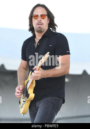 Readington, NJ: - Juli 29: Kurt Griffey von Creedence Clearwater Revisited führt während der 36. jährlichen QuickChek New Jersey Festival der Ballonfahrten an Solberg Flughafen in Readington, NJ. Quelle: John Palmer/Medien Punch Stockfoto