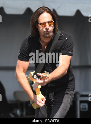 Readington, NJ: - Juli 29: Kurt Griffey von Creedence Clearwater Revisited führt während der 36. jährlichen QuickChek New Jersey Festival der Ballonfahrten an Solberg Flughafen in Readington, NJ. Quelle: John Palmer/Medien Punch Stockfoto