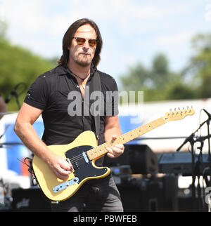 Readington, NJ: - Juli 29: Kurt Griffey von Creedence Clearwater Revisited führt während der 36. jährlichen QuickChek New Jersey Festival der Ballonfahrten an Solberg Flughafen in Readington, NJ. Quelle: John Palmer/Medien Punch Stockfoto