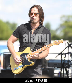 Readington, NJ: - Juli 29: Kurt Griffey von Creedence Clearwater Revisited führt während der 36. jährlichen QuickChek New Jersey Festival der Ballonfahrten an Solberg Flughafen in Readington, NJ. Quelle: John Palmer/Medien Punch Stockfoto