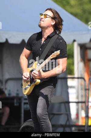 Readington, NJ: - Juli 29: Kurt Griffey von Creedence Clearwater Revisited führt während der 36. jährlichen QuickChek New Jersey Festival der Ballonfahrten an Solberg Flughafen in Readington, NJ. Quelle: John Palmer/Medien Punch Stockfoto