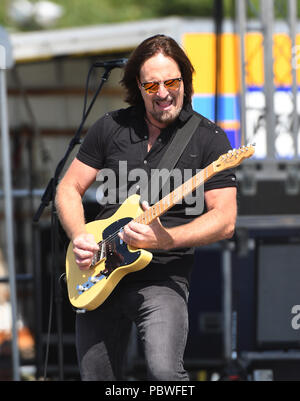 Readington, NJ: - Juli 29: Kurt Griffey von Creedence Clearwater Revisited führt während der 36. jährlichen QuickChek New Jersey Festival der Ballonfahrten an Solberg Flughafen in Readington, NJ. Quelle: John Palmer/Medien Punch Stockfoto