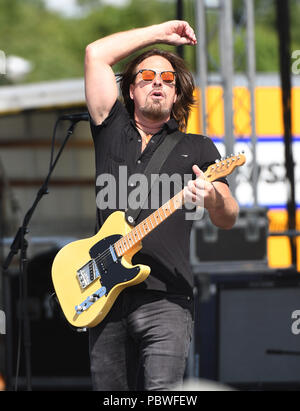 Readington, NJ: - Juli 29: Kurt Griffey von Creedence Clearwater Revisited führt während der 36. jährlichen QuickChek New Jersey Festival der Ballonfahrten an Solberg Flughafen in Readington, NJ. Quelle: John Palmer/Medien Punch Stockfoto