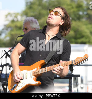 Readington, NJ: - Juli 29: Kurt Griffey von Creedence Clearwater Revisited führt während der 36. jährlichen QuickChek New Jersey Festival der Ballonfahrten an Solberg Flughafen in Readington, NJ. Quelle: John Palmer/Medien Punch Stockfoto