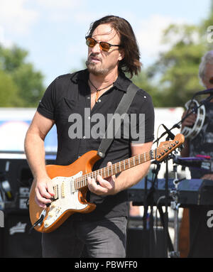 Readington, NJ: - Juli 29: Kurt Griffey von Creedence Clearwater Revisited führt während der 36. jährlichen QuickChek New Jersey Festival der Ballonfahrten an Solberg Flughafen in Readington, NJ. Quelle: John Palmer/Medien Punch Stockfoto