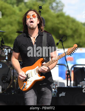 Readington, NJ: - Juli 29: Kurt Griffey von Creedence Clearwater Revisited führt während der 36. jährlichen QuickChek New Jersey Festival der Ballonfahrten an Solberg Flughafen in Readington, NJ. Quelle: John Palmer/Medien Punch Stockfoto