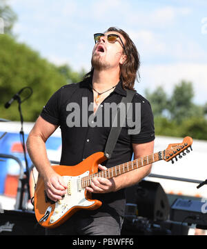 Readington, NJ: - Juli 29: Kurt Griffey von Creedence Clearwater Revisited führt während der 36. jährlichen QuickChek New Jersey Festival der Ballonfahrten an Solberg Flughafen in Readington, NJ. Quelle: John Palmer/Medien Punch Stockfoto