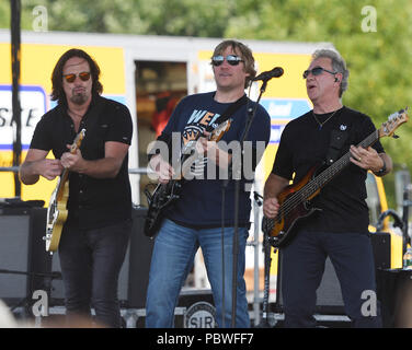 Readington, NJ: - Juli 29: Kurt Griffey, Dan McGuinness, Stu Cook von Creedence Clearwater Revisited führt während der 36. jährlichen QuickChek New Jersey Festival der Ballonfahrten an Solberg Flughafen in Readington, NJ. Quelle: John Palmer/Medien Punch Stockfoto