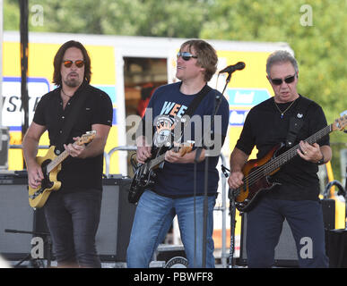 Readington, NJ: - Juli 29: Kurt Griffey, Dan McGuinness, Stu Cook von Creedence Clearwater Revisited führt während der 36. jährlichen QuickChek New Jersey Festival der Ballonfahrten an Solberg Flughafen in Readington, NJ. Quelle: John Palmer/Medien Punch Stockfoto