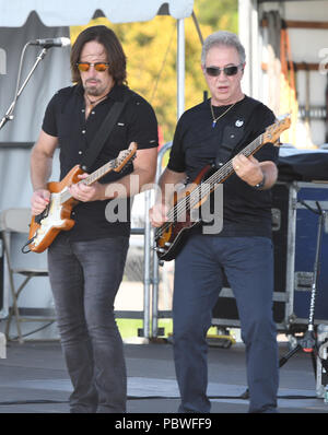Readington, NJ: - Juli 29: Kurt Griffey, Stu Cook von Creedence Clearwater Revisited führt während der 36. jährlichen QuickChek New Jersey Festival der Ballonfahrten an Solberg Flughafen in Readington, NJ. Quelle: John Palmer/Medien Punch Stockfoto