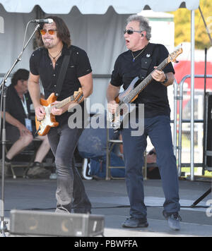 Readington, NJ: - Juli 29: Kurt Griffey, Stu Cook von Creedence Clearwater Revisited führt während der 36. jährlichen QuickChek New Jersey Festival der Ballonfahrten an Solberg Flughafen in Readington, NJ. Quelle: John Palmer/Medien Punch Stockfoto