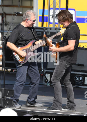 Readington, NJ: - Juli 29: Kurt Griffey, Stu Cook von Creedence Clearwater Revisited führt während der 36. jährlichen QuickChek New Jersey Festival der Ballonfahrten an Solberg Flughafen in Readington, NJ. Quelle: John Palmer/Medien Punch Stockfoto