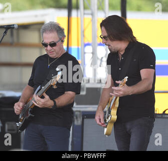 Readington, NJ: - Juli 29: Kurt Griffey, Stu Cook von Creedence Clearwater Revisited führt während der 36. jährlichen QuickChek New Jersey Festival der Ballonfahrten an Solberg Flughafen in Readington, NJ. Quelle: John Palmer/Medien Punch Stockfoto