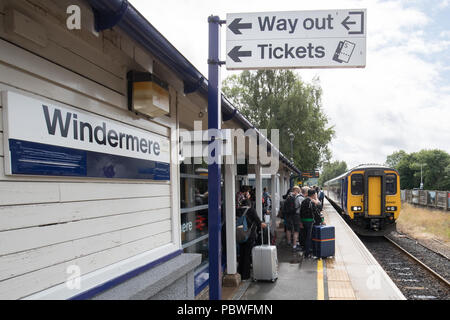 Windermere Cumbria GROSSBRITANNIEN. 30. Juli 2018 Full Service zurück (mit zwei Schlitten statt 3 bisher) auf Seen nach Dienstleistungen, bei denen nach neuen Zeitplan an der Nördlichen Bahn alle Züge auf den Seen, im Lake District, nach 2 Monaten bus Ersatz & Vintage Railway Company, mit dem die Leitung für 2 Wochen lief wieder aufgenommen werden. Northern verschrottet 168 Dienstleistungen pro Tag im letzten Monat, um zu versuchen, das Chaos durch die Einführung der Zeitplan im Mai zu entlasten. Dienstleistungen in Manchester, Lancashire, Merseyside und sind teilweise fortsetzen. Credit: Gordon Shoosmith/Alamy leben Nachrichten Stockfoto