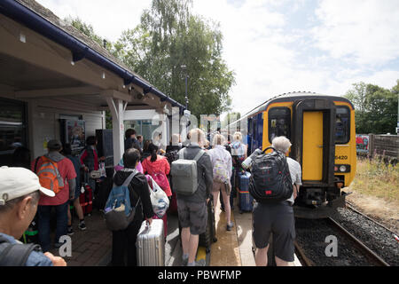 Windermere Cumbria GROSSBRITANNIEN. 30. Juli 2018 Full Service zurück (mit zwei Schlitten statt 3 bisher) auf Seen nach Dienstleistungen, bei denen nach neuen Zeitplan an der Nördlichen Bahn alle Züge auf den Seen, im Lake District, nach 2 Monaten bus Ersatz & Vintage Railway Company, mit dem die Leitung für 2 Wochen lief wieder aufgenommen werden. Northern verschrottet 168 Dienstleistungen pro Tag im letzten Monat, um zu versuchen, das Chaos durch die Einführung der Zeitplan im Mai zu entlasten. Dienstleistungen in Manchester, Lancashire, Merseyside und sind teilweise fortsetzen. Credit: Gordon Shoosmith/Alamy leben Nachrichten Stockfoto