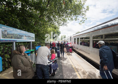 Windermere Cumbria GROSSBRITANNIEN. 30. Juli 2018 Full Service zurück (mit zwei Schlitten statt 3 bisher) auf Seen nach Dienstleistungen, bei denen nach neuen Zeitplan an der Nördlichen Bahn alle Züge auf den Seen, im Lake District, nach 2 Monaten bus Ersatz & Vintage Railway Company, mit dem die Leitung für 2 Wochen lief wieder aufgenommen werden. Northern verschrottet 168 Dienstleistungen pro Tag im letzten Monat, um zu versuchen, das Chaos durch die Einführung der Zeitplan im Mai zu entlasten. Dienstleistungen in Manchester, Lancashire, Merseyside und sind teilweise fortsetzen. Credit: Gordon Shoosmith/Alamy leben Nachrichten Stockfoto