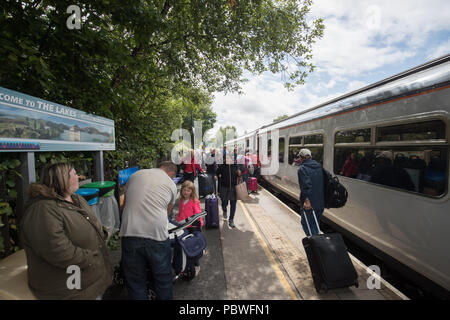 Windermere Cumbria GROSSBRITANNIEN. 30. Juli 2018 Full Service zurück (mit zwei Schlitten statt 3 bisher) auf Seen nach Dienstleistungen, bei denen nach neuen Zeitplan an der Nördlichen Bahn alle Züge auf den Seen, im Lake District, nach 2 Monaten bus Ersatz & Vintage Railway Company, mit dem die Leitung für 2 Wochen lief wieder aufgenommen werden. Northern verschrottet 168 Dienstleistungen pro Tag im letzten Monat, um zu versuchen, das Chaos durch die Einführung der Zeitplan im Mai zu entlasten. Dienstleistungen in Manchester, Lancashire, Merseyside und sind teilweise fortsetzen. Credit: Gordon Shoosmith/Alamy leben Nachrichten Stockfoto