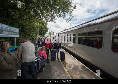 Windermere Cumbria GROSSBRITANNIEN. 30. Juli 2018 Full Service zurück (mit zwei Schlitten statt 3 bisher) auf Seen nach Dienstleistungen, bei denen nach neuen Zeitplan an der Nördlichen Bahn alle Züge auf den Seen, im Lake District, nach 2 Monaten bus Ersatz & Vintage Railway Company, mit dem die Leitung für 2 Wochen lief wieder aufgenommen werden. Northern verschrottet 168 Dienstleistungen pro Tag im letzten Monat, um zu versuchen, das Chaos durch die Einführung der Zeitplan im Mai zu entlasten. Dienstleistungen in Manchester, Lancashire, Merseyside und sind teilweise fortsetzen. Credit: Gordon Shoosmith/Alamy leben Nachrichten Stockfoto