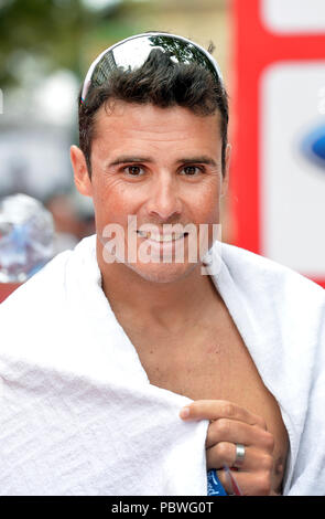 Prag, Tschechische Republik. 28. Juli 2018. Der Gewinner Javier Gomez (ESP) stellt nach der Herausforderung Prag Mitte - Abstand triathlon Rennen, in Prag, Tschechische Republik, am 28. Juli 2018. Quelle: Michaela Říhová/CTK Photo/Alamy leben Nachrichten Stockfoto