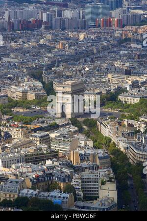 Paris, Frankreich. 21. Juli 2018. Auf Paris, Frankreich, und der Triumphbogen von der Spitze des Eiffelturms. Der Turm wurde von 1887''" 89 als der Eingang zu der Weltausstellung 1889 gebaut. Es hat eine globale kulturelle Ikone Frankreichs und eines der bekanntesten Bauwerke der Welt. Der Eiffelturm ist das meistbesuchte bezahlt Monument der Welt; 6,91 Millionen Menschen stieg in 2015. Credit: Leigh Taylor/ZUMA Draht/Alamy leben Nachrichten Stockfoto