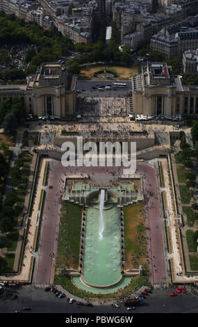 Juli 21, 2018 - Paris, Frankreich, mit Blick auf die Jardins du TrocadÃƒÂ © ro von der Spitze des Eiffelturms in Paris, Frankreich. Jardins du TrocadÃƒÂ © ro ist ein öffentlicher Park, 1937 erstellt, mit Skulpturen und einem Springbrunnen in der Mitte mit 20 Wasserdüsen. (Bild: © Leigh Taylor über ZUMA Draht) Stockfoto