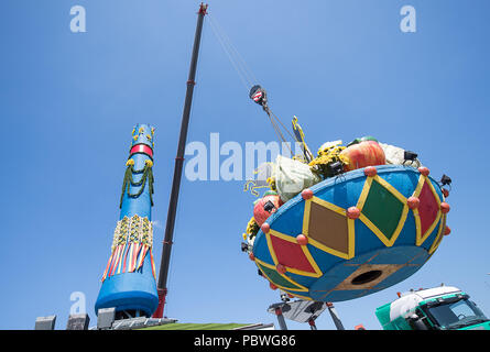 Stuttgart, Deutschland. 30. Juli, 2018. Ein Kran montiert die Spalte "Obst" am Cannstatter Wasen Festival. Die Spalte ist ein traditionelles Symbol der Dankbarkeit für die Ernte und das Herzstück des Cannstatter Messe. In diesem Jahr wird das Festival am 28. September und endet am 14. Oktober. Credit: Sebastian Gollnow/dpa/Alamy leben Nachrichten Stockfoto