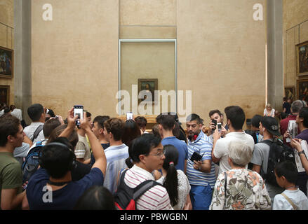 Paris, Frankreich. 22. Juli, 2018. Touristen sammeln sich um die Mona Lisa Gemälde im Louvre in Paris, Frankreich Credit: Leigh Taylor/ZUMA Draht/Alamy leben Nachrichten Stockfoto