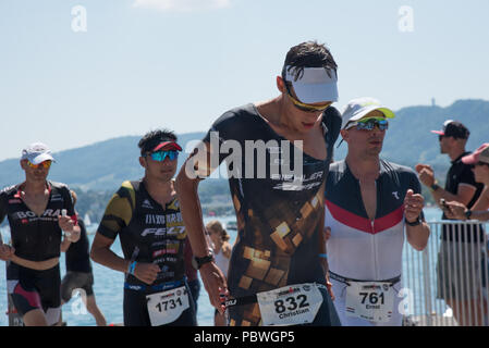 Die Schweiz, 2018, Ironman Triathlon: Laufstrecke. Mehrere Kandidaten, die durch die Stadt Zürich, Bellevue. Stockfoto