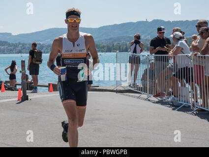 Die Schweiz, 2018, Ironman Triathlon: Laufstrecke. ein Kandidat, der durch die Stadt Zürich, Bellevue. Stockfoto