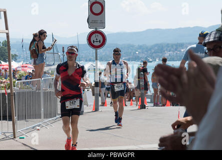 Die Schweiz, 2018, Ironman Triathlon: Laufstrecke. Mehrere Kandidaten, die durch die Stadt Zürich, Bellevue. Stockfoto