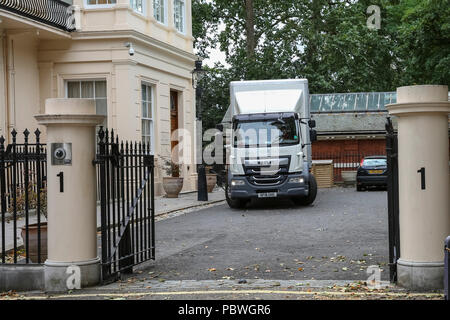 Carlton Gardens, Westminster, London, UK, 30. Juli 2018. Möbelwagen gesehen werden, dass sich der ehemalige Außenminister Boris Johnson London's Residence in Carlton Gardens, Westminster. Johnson hatte das Anwesen zu verlassen da unten von seiner Position. Credit: Imageplotter Nachrichten und Sport/Alamy leben Nachrichten Stockfoto