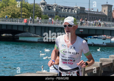 Die Schweiz, 2018, Ironman Triathlon: Laufstrecke. Ein Kandidat, der durch die Stadt Zürich, Bellevue. Stockfoto