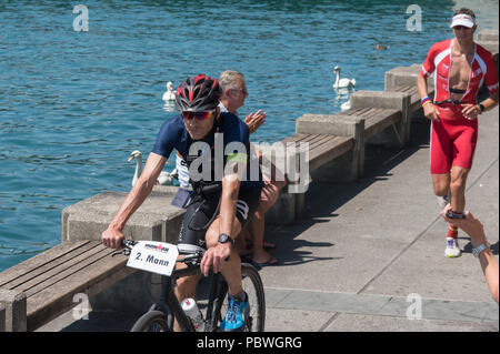 Die Schweiz, 2018, Ironman Triathlon: Laufstrecke. Ein Kandidat, der durch die Stadt Zürich, Bellevue. Stockfoto