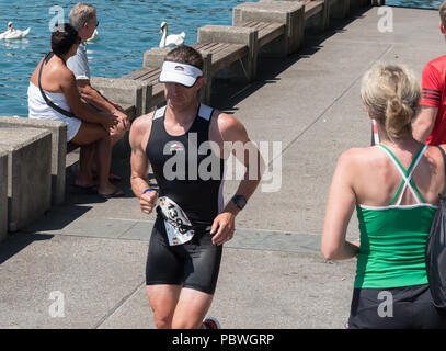 Die Schweiz, 2018, Ironman Triathlon: Laufstrecke. Ein Kandidat, der durch die Stadt Zürich, Bellevue. Stockfoto