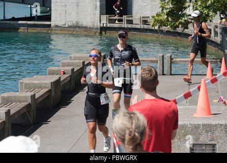 Die Schweiz, 2018, Ironman Triathlon: Laufstrecke. Ein Kandidat, der durch die Stadt Zürich, Bellevue. Stockfoto