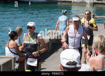 Die Schweiz, 2018, Ironman Triathlon: Laufstrecke. Ein Kandidat, der durch die Stadt Zürich, Bellevue. Stockfoto