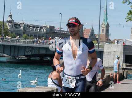 Die Schweiz, 2018, Ironman Triathlon: Laufstrecke. Ein Kandidat, der durch die Stadt Zürich, Bellevue. Stockfoto