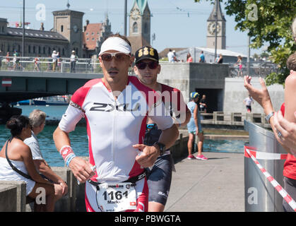 Die Schweiz, 2018, Ironman Triathlon: Laufstrecke. Ein Kandidat, der durch die Stadt Zürich, Bellevue. Stockfoto