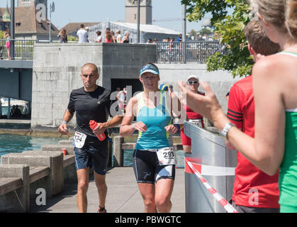 Die Schweiz, 2018, Ironman Triathlon: Laufstrecke. Ein Kandidat, der durch die Stadt Zürich, Bellevue. Stockfoto