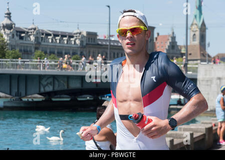 Die Schweiz, 2018, Ironman Triathlon: Laufstrecke. Ein Kandidat, der durch die Stadt Zürich, Bellevue. Stockfoto