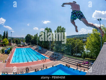 Stuttgart, Deutschland. 30. Juli, 2018. Ein Mann springt von einem 10 Meter hohen Turm an der Untertuerkheim Insel Pool. (Geschossen mit Fischaugenobjektiv) Credit: Sebastian Gollnow/dpa/Alamy leben Nachrichten Stockfoto